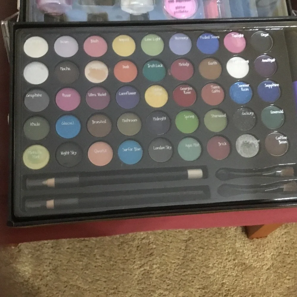 One Direction Tour Make-Up Case with Supplies and Tour City Stickers